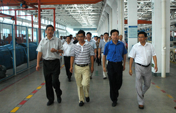 安徽省潜山县党政代表团一行百余人来凯发k8集团旅行考察