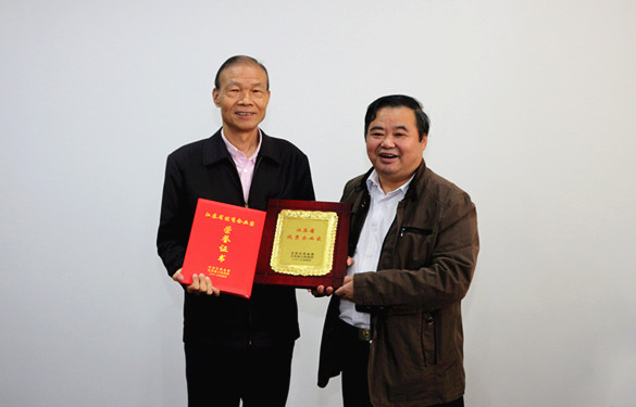 2016年10月12日，，，，，，，常州市经信委副主任潘仁贤一行来凯发k8电缆旅行调研，，，，，，，并为集团董事长丁山华揭晓江苏省优异企业家奖牌