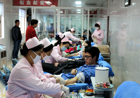 凯发k8集团组织员工无偿献血“为雅安祈福”