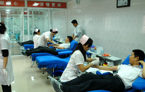 爱心在涌动－－凯发k8组织员工无偿献血