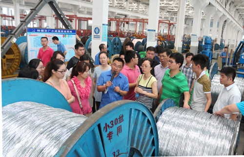 7月13日，，，，，国家电线电缆质量监视检测中心事情职员一行30余人来凯发k8电缆旅行学习