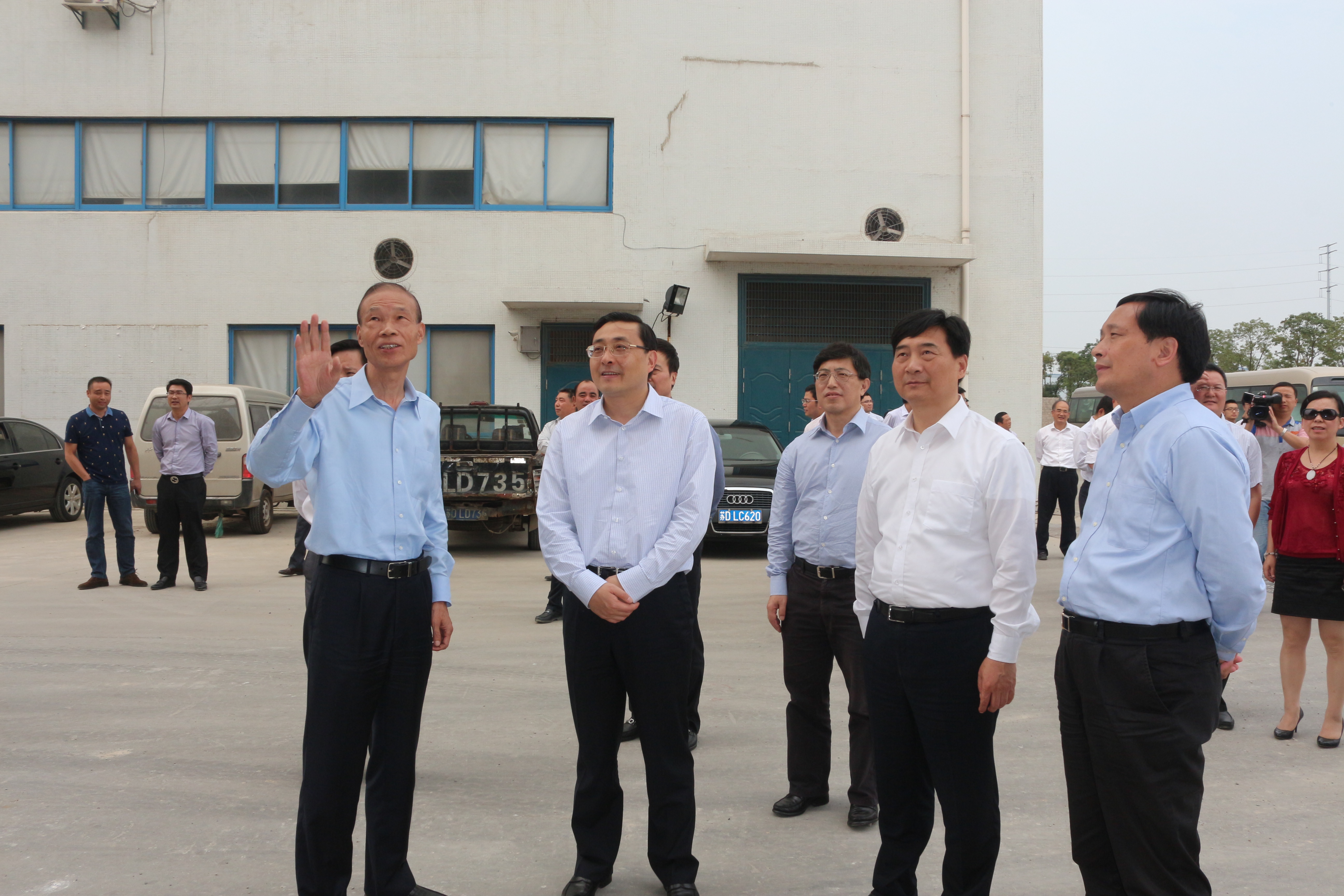 10月10日，，，，常州市市长费高云一行来凯发k8电缆督查西厂区三期工程建设情形