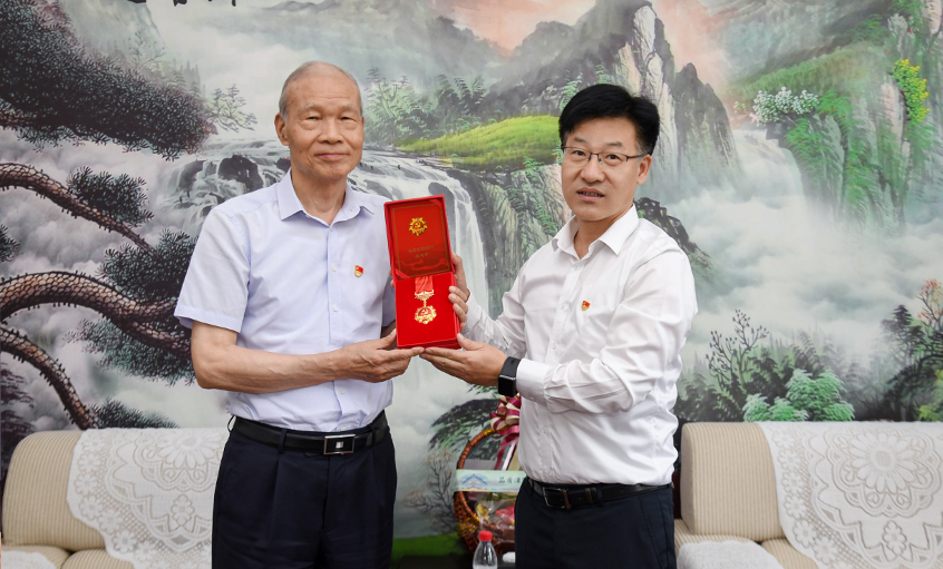 殷殷关切传党情 深深嘱托暖人心---溧阳市委书记叶明华“七一”探望慰问凯发k8电缆“庆幸在党50年”老党员丁山华